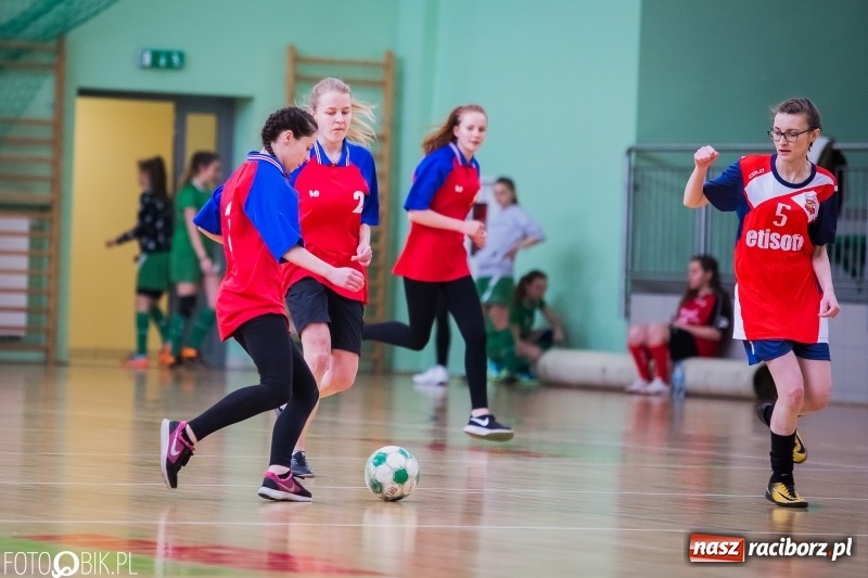 Zdjęcie w galerii na portalu naszraciborz.pl: Makroregionalny Turniej Halowej Piłki Nożnej Dziewcząt w Arenie Rafako wiadomości z regionu