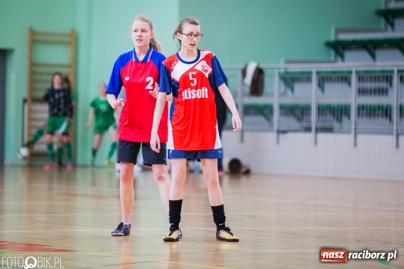 Zdjęcie w galerii na portalu naszraciborz.pl: Makroregionalny Turniej Halowej Piłki Nożnej Dziewcząt w Arenie Rafako wiadomości z regionu