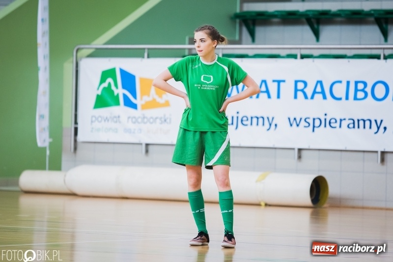 Zdjęcie w galerii na portalu naszraciborz.pl: Makroregionalny Turniej Halowej Piłki Nożnej Dziewcząt w Arenie Rafako wiadomości z regionu