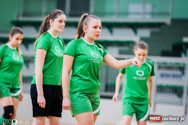 Zdjęcie w galerii na portalu naszraciborz.pl: Makroregionalny Turniej Halowej Piłki Nożnej Dziewcząt w Arenie Rafako wiadomości z regionu