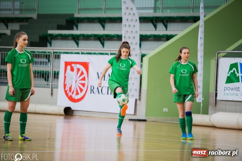 Zdjęcie w galerii na portalu naszraciborz.pl: Makroregionalny Turniej Halowej Piłki Nożnej Dziewcząt w Arenie Rafako wiadomości z regionu