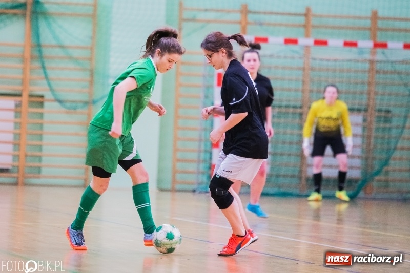Zdjęcie w galerii na portalu naszraciborz.pl: Makroregionalny Turniej Halowej Piłki Nożnej Dziewcząt w Arenie Rafako wiadomości z regionu