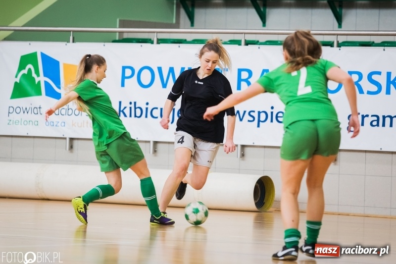Zdjęcie w galerii na portalu naszraciborz.pl: Makroregionalny Turniej Halowej Piłki Nożnej Dziewcząt w Arenie Rafako wiadomości z regionu