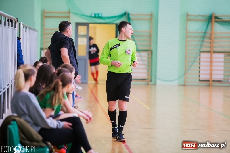 Zdjęcie w galerii na portalu naszraciborz.pl: Makroregionalny Turniej Halowej Piłki Nożnej Dziewcząt w Arenie Rafako wiadomości z regionu