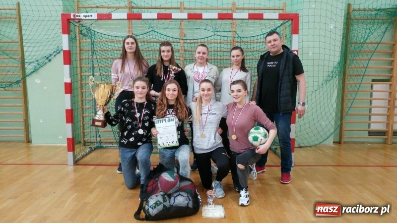 Zdjęcie w galerii na portalu naszraciborz.pl: Makroregionalny Turniej Halowej Piłki Nożnej Dziewcząt w Arenie Rafako wiadomości z regionu