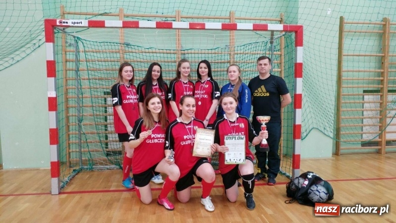 Zdjęcie w galerii na portalu naszraciborz.pl: Makroregionalny Turniej Halowej Piłki Nożnej Dziewcząt w Arenie Rafako wiadomości z regionu
