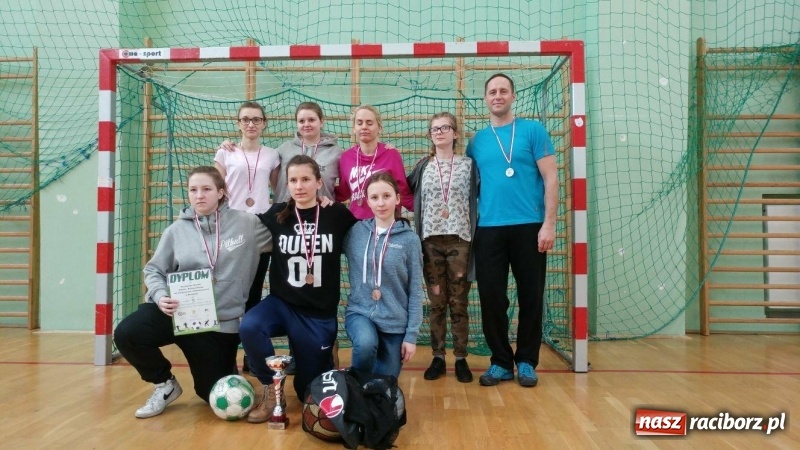Zdjęcie w galerii na portalu naszraciborz.pl: Makroregionalny Turniej Halowej Piłki Nożnej Dziewcząt w Arenie Rafako wiadomości z regionu