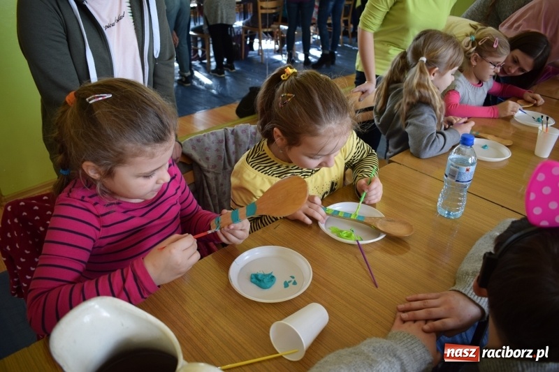 Zdjęcie w galerii na portalu naszraciborz.pl: Warsztaty plastyczne Przywitanie Wiosny w MDK wiadomości z regionu