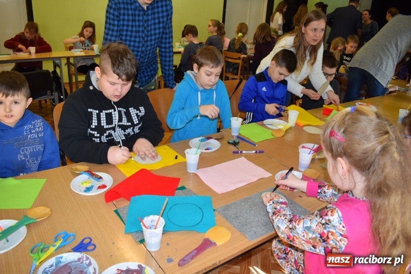 Zdjęcie w galerii na portalu naszraciborz.pl: Warsztaty plastyczne Przywitanie Wiosny w MDK wiadomości z regionu