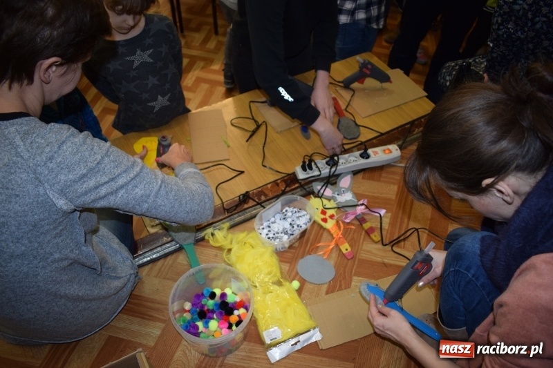 Zdjęcie w galerii na portalu naszraciborz.pl: Warsztaty plastyczne Przywitanie Wiosny w MDK wiadomości z regionu