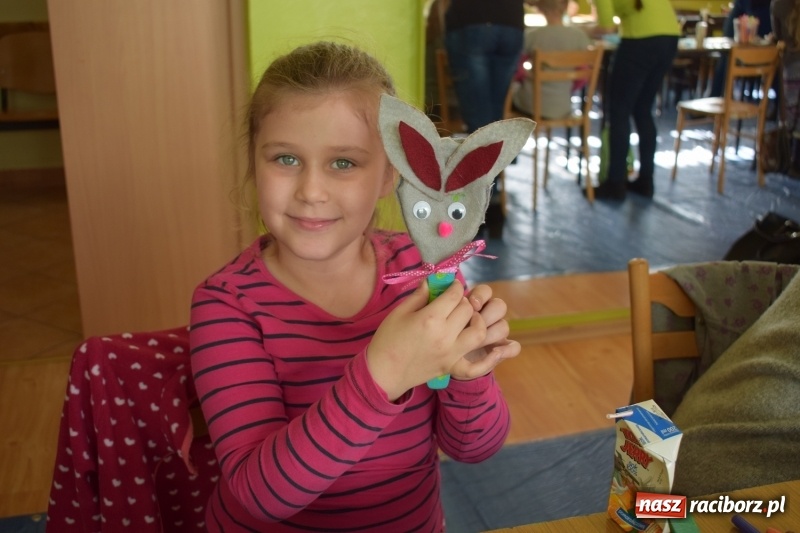 Zdjęcie w galerii na portalu naszraciborz.pl: Warsztaty plastyczne Przywitanie Wiosny w MDK wiadomości z regionu