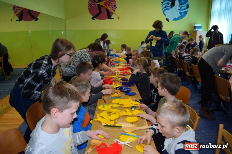 Zdjęcie w galerii na portalu naszraciborz.pl: Warsztaty plastyczne Przywitanie Wiosny w MDK wiadomości z regionu