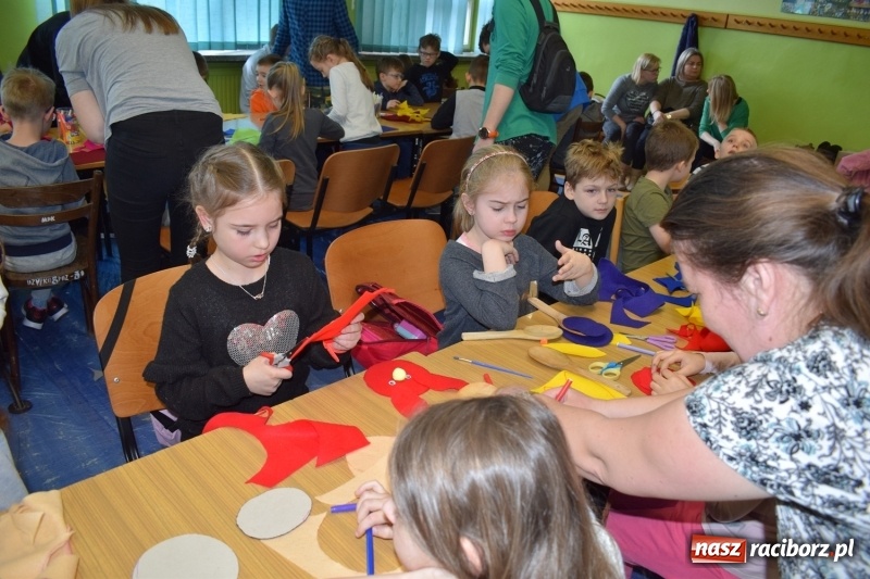 Zdjęcie w galerii na portalu naszraciborz.pl: Warsztaty plastyczne Przywitanie Wiosny w MDK wiadomości z regionu