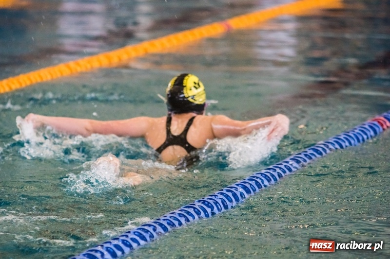 Zdjęcie w galerii na portalu naszraciborz.pl: Międzywojewódzkie Drużynowe Mistrzostwa Młodzików na pływalni ZSOMS wiadomości z regionu