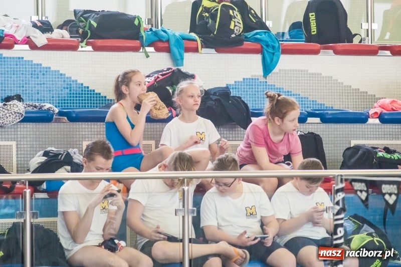 Zdjęcie w galerii na portalu naszraciborz.pl: Międzywojewódzkie Drużynowe Mistrzostwa Młodzików na pływalni ZSOMS wiadomości z regionu