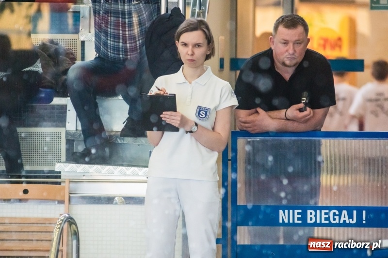 Zdjęcie w galerii na portalu naszraciborz.pl: Międzywojewódzkie Drużynowe Mistrzostwa Młodzików na pływalni ZSOMS wiadomości z regionu