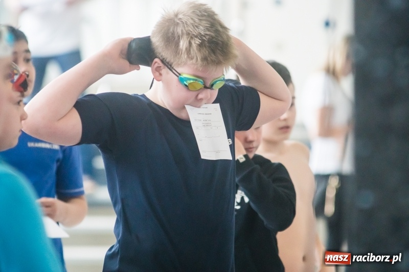 Zdjęcie w galerii na portalu naszraciborz.pl: Międzywojewódzkie Drużynowe Mistrzostwa Młodzików na pływalni ZSOMS wiadomości z regionu