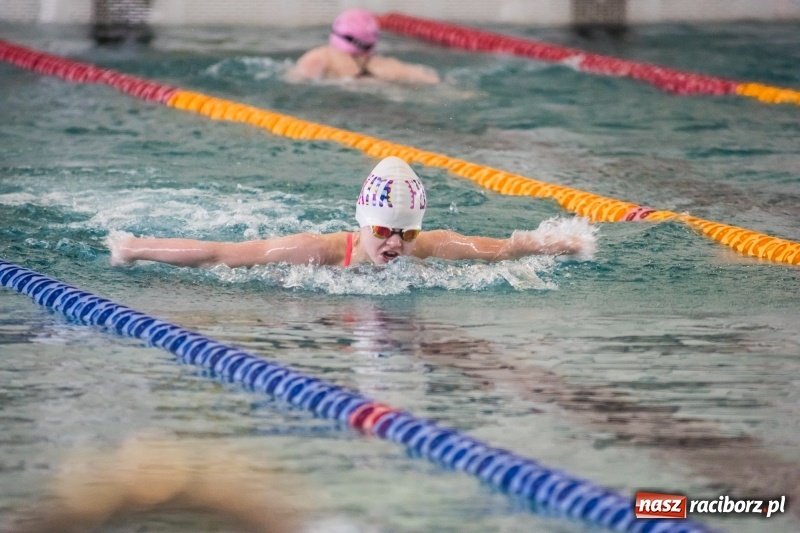Zdjęcie w galerii na portalu naszraciborz.pl: Międzywojewódzkie Drużynowe Mistrzostwa Młodzików na pływalni ZSOMS wiadomości z regionu