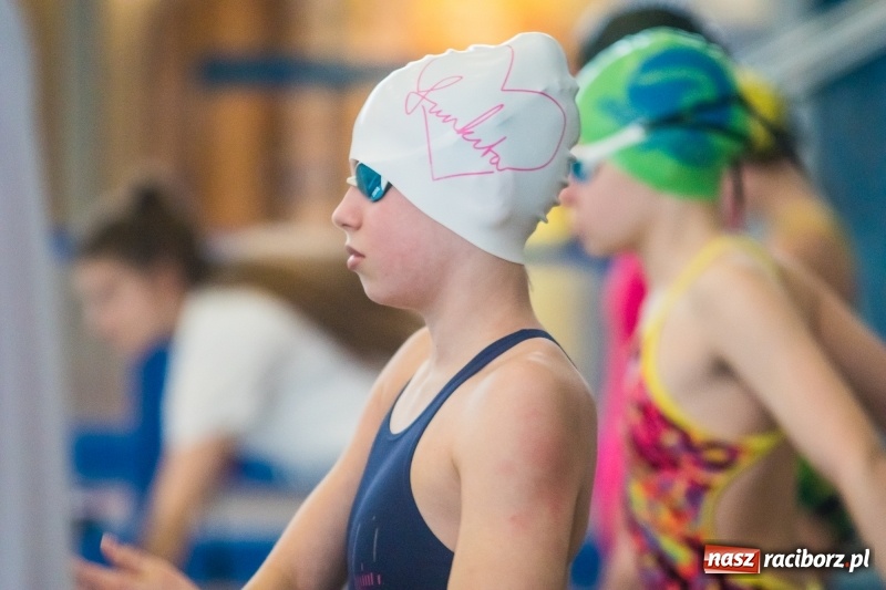 Zdjęcie w galerii na portalu naszraciborz.pl: Międzywojewódzkie Drużynowe Mistrzostwa Młodzików na pływalni ZSOMS wiadomości z regionu