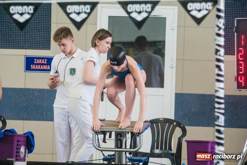 Zdjęcie w galerii na portalu naszraciborz.pl: Międzywojewódzkie Drużynowe Mistrzostwa Młodzików na pływalni ZSOMS wiadomości z regionu