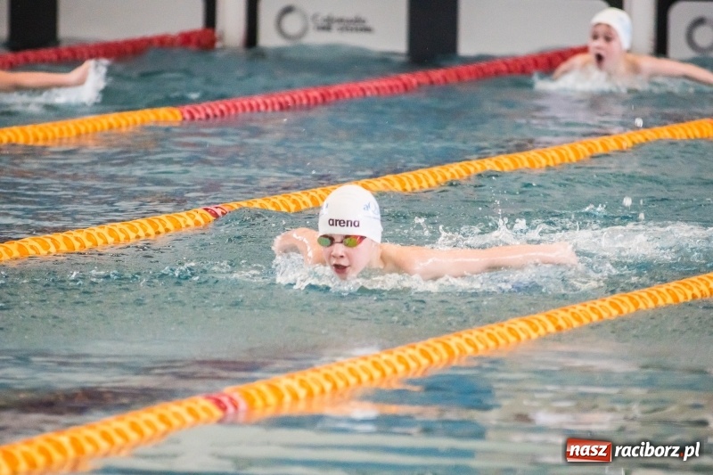 Zdjęcie w galerii na portalu naszraciborz.pl: Międzywojewódzkie Drużynowe Mistrzostwa Młodzików na pływalni ZSOMS wiadomości z regionu