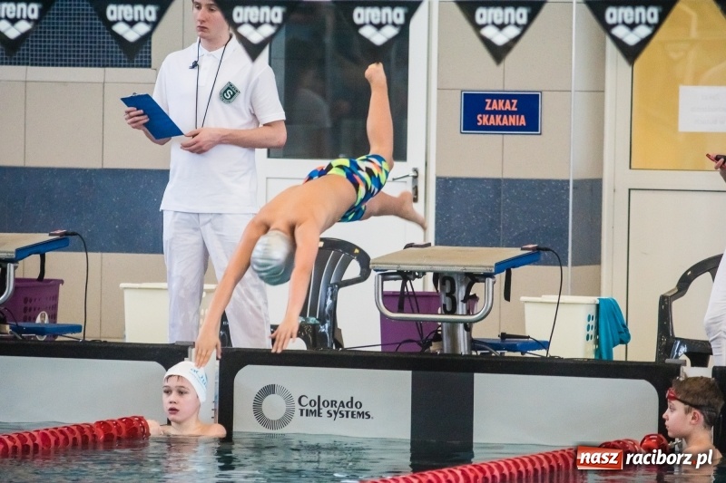 Zdjęcie w galerii na portalu naszraciborz.pl: Międzywojewódzkie Drużynowe Mistrzostwa Młodzików na pływalni ZSOMS wiadomości z regionu