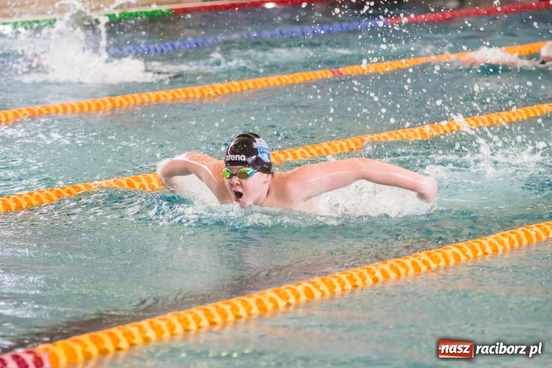 Zdjęcie w galerii na portalu naszraciborz.pl: Międzywojewódzkie Drużynowe Mistrzostwa Młodzików na pływalni ZSOMS wiadomości z regionu