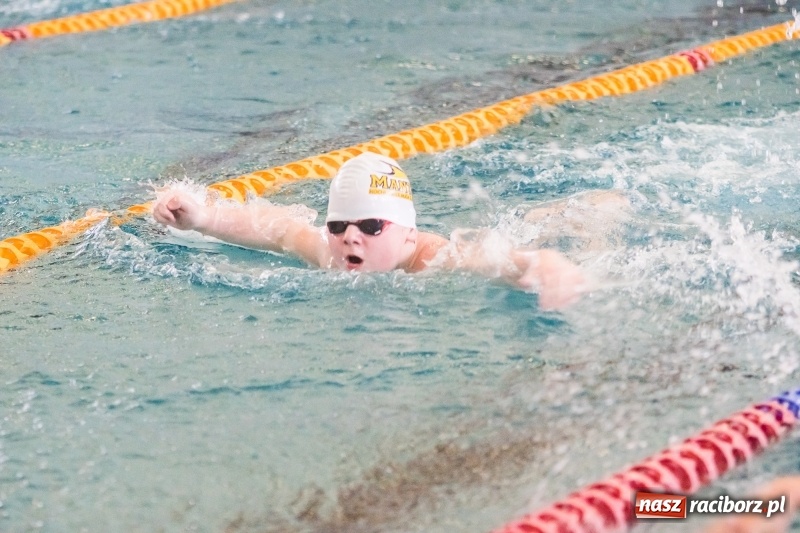 Zdjęcie w galerii na portalu naszraciborz.pl: Międzywojewódzkie Drużynowe Mistrzostwa Młodzików na pływalni ZSOMS wiadomości z regionu