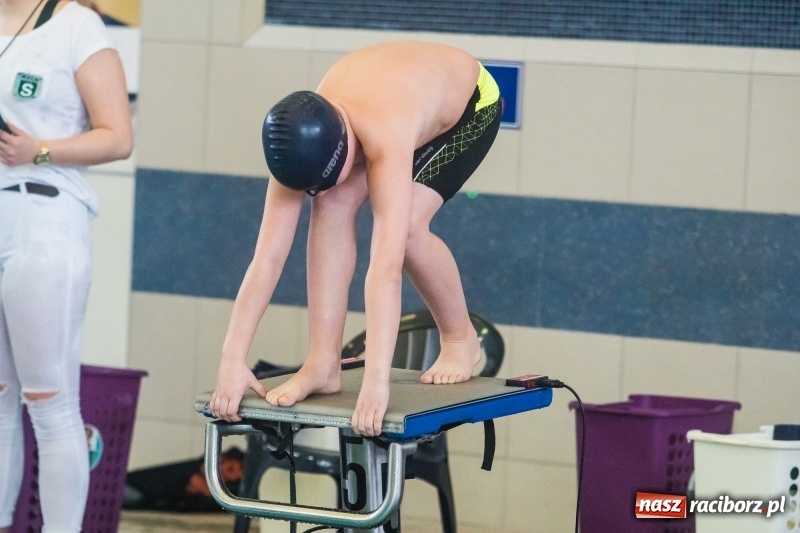 Zdjęcie w galerii na portalu naszraciborz.pl: Międzywojewódzkie Drużynowe Mistrzostwa Młodzików na pływalni ZSOMS wiadomości z regionu