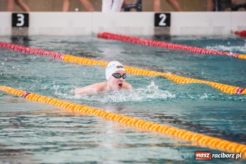Zdjęcie w galerii na portalu naszraciborz.pl: Międzywojewódzkie Drużynowe Mistrzostwa Młodzików na pływalni ZSOMS wiadomości z regionu