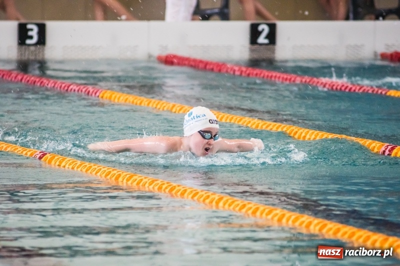 Zdjęcie w galerii na portalu naszraciborz.pl: Międzywojewódzkie Drużynowe Mistrzostwa Młodzików na pływalni ZSOMS wiadomości z regionu