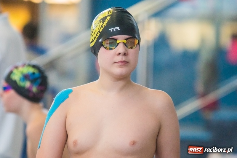 Zdjęcie w galerii na portalu naszraciborz.pl: Międzywojewódzkie Drużynowe Mistrzostwa Młodzików na pływalni ZSOMS wiadomości z regionu