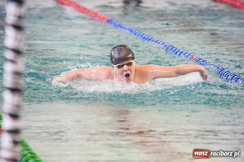 Zdjęcie w galerii na portalu naszraciborz.pl: Międzywojewódzkie Drużynowe Mistrzostwa Młodzików na pływalni ZSOMS wiadomości z regionu