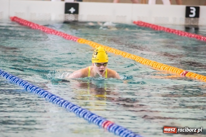 Zdjęcie w galerii na portalu naszraciborz.pl: Międzywojewódzkie Drużynowe Mistrzostwa Młodzików na pływalni ZSOMS wiadomości z regionu