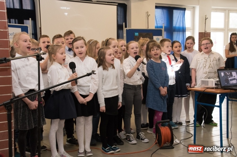 Zdjęcie w galerii na portalu naszraciborz.pl: Dzieci dzieciom. Charytatywny koncert uczniów SP18 dla dzieci z Syrii wiadomości z regionu