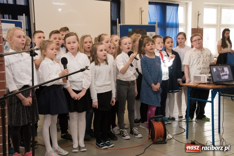 Zdjęcie w galerii na portalu naszraciborz.pl: Dzieci dzieciom. Charytatywny koncert uczniów SP18 dla dzieci z Syrii wiadomości z regionu