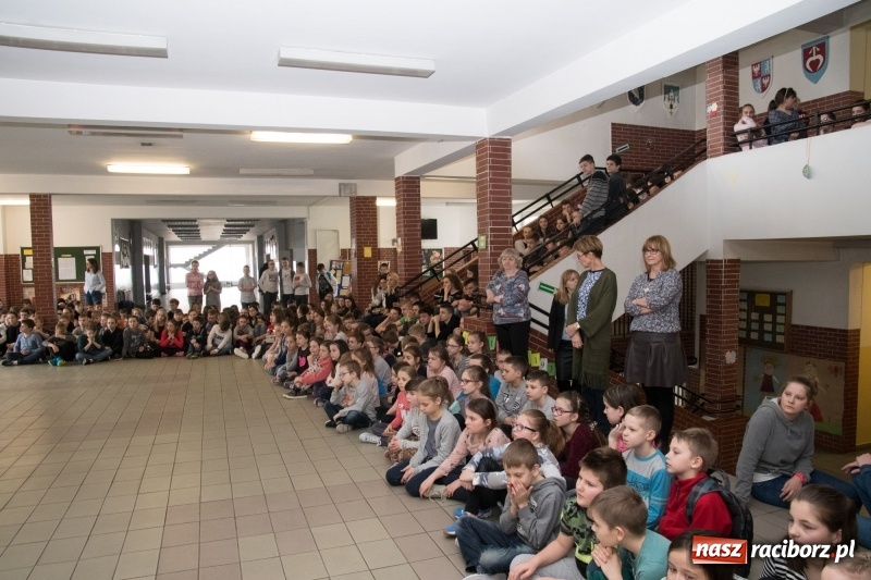 Zdjęcie w galerii na portalu naszraciborz.pl: Dzieci dzieciom. Charytatywny koncert uczniów SP18 dla dzieci z Syrii wiadomości z regionu