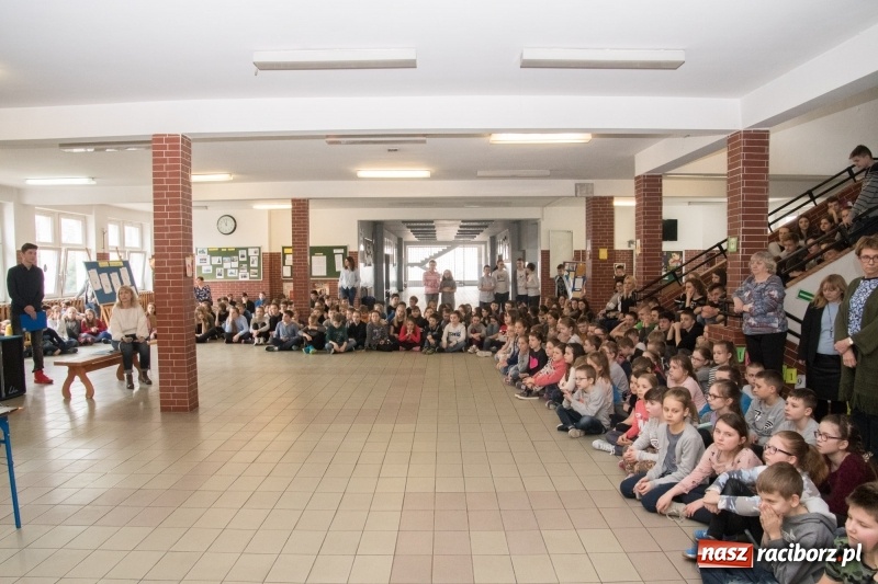 Zdjęcie w galerii na portalu naszraciborz.pl: Dzieci dzieciom. Charytatywny koncert uczniów SP18 dla dzieci z Syrii wiadomości z regionu