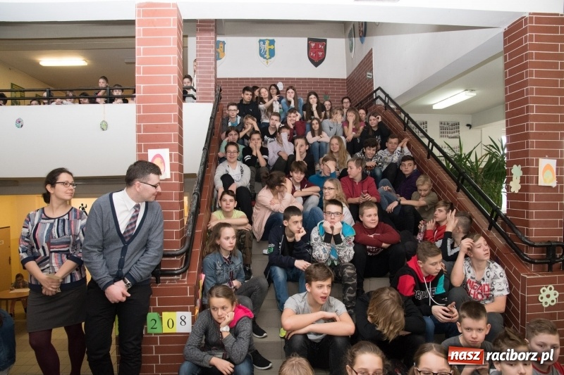 Zdjęcie w galerii na portalu naszraciborz.pl: Dzieci dzieciom. Charytatywny koncert uczniów SP18 dla dzieci z Syrii wiadomości z regionu