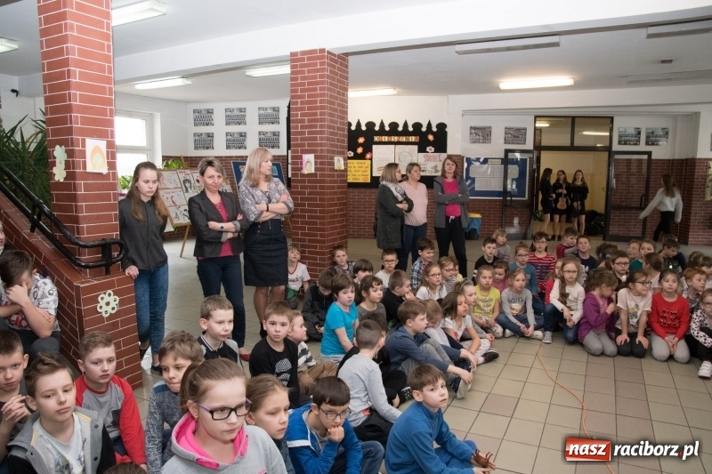 Zdjęcie w galerii na portalu naszraciborz.pl: Dzieci dzieciom. Charytatywny koncert uczniów SP18 dla dzieci z Syrii wiadomości z regionu