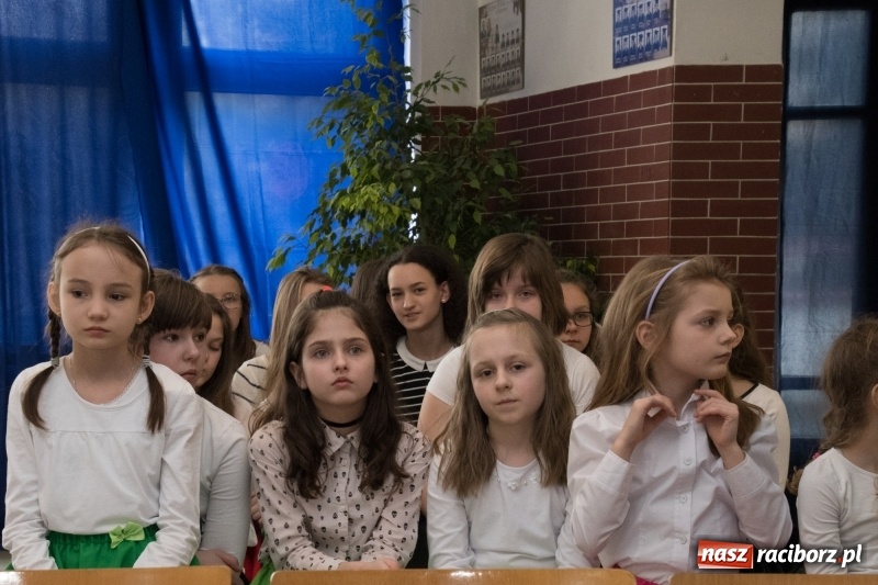 Zdjęcie w galerii na portalu naszraciborz.pl: Dzieci dzieciom. Charytatywny koncert uczniów SP18 dla dzieci z Syrii wiadomości z regionu