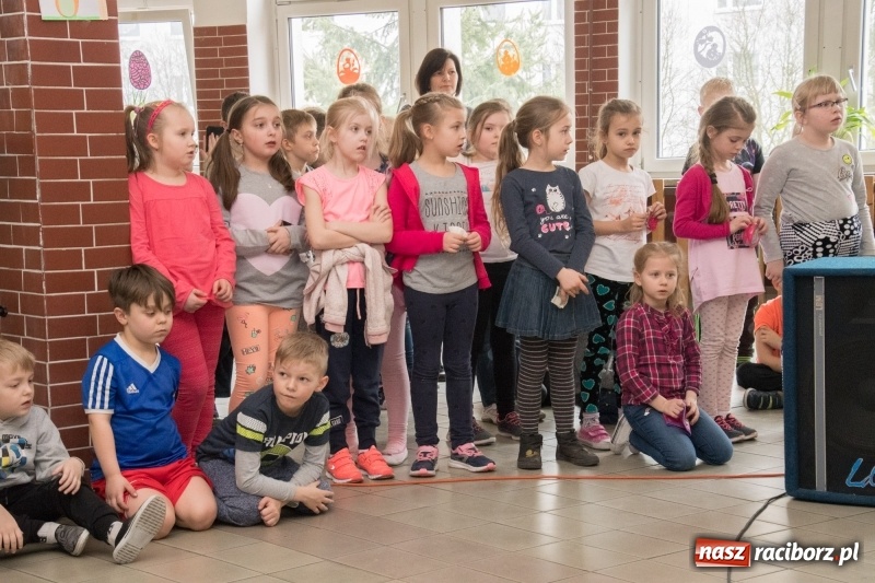 Zdjęcie w galerii na portalu naszraciborz.pl: Dzieci dzieciom. Charytatywny koncert uczniów SP18 dla dzieci z Syrii wiadomości z regionu