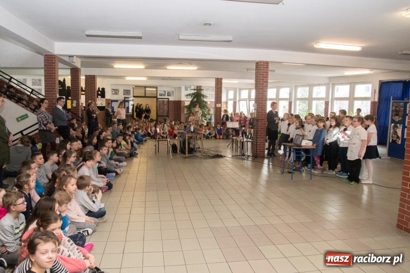 Zdjęcie w galerii na portalu naszraciborz.pl: Dzieci dzieciom. Charytatywny koncert uczniów SP18 dla dzieci z Syrii wiadomości z regionu