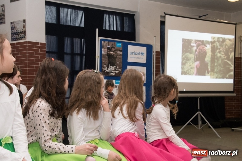Zdjęcie w galerii na portalu naszraciborz.pl: Dzieci dzieciom. Charytatywny koncert uczniów SP18 dla dzieci z Syrii wiadomości z regionu