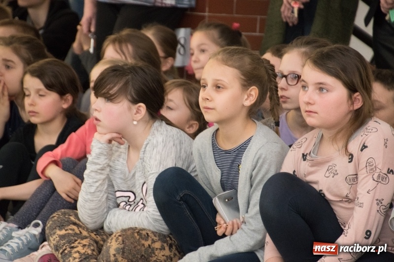 Zdjęcie w galerii na portalu naszraciborz.pl: Dzieci dzieciom. Charytatywny koncert uczniów SP18 dla dzieci z Syrii wiadomości z regionu