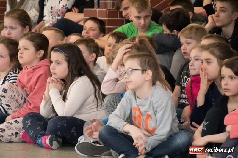 Zdjęcie w galerii na portalu naszraciborz.pl: Dzieci dzieciom. Charytatywny koncert uczniów SP18 dla dzieci z Syrii wiadomości z regionu