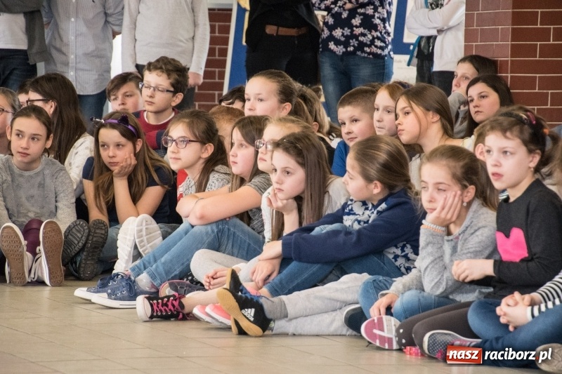 Zdjęcie w galerii na portalu naszraciborz.pl: Dzieci dzieciom. Charytatywny koncert uczniów SP18 dla dzieci z Syrii wiadomości z regionu