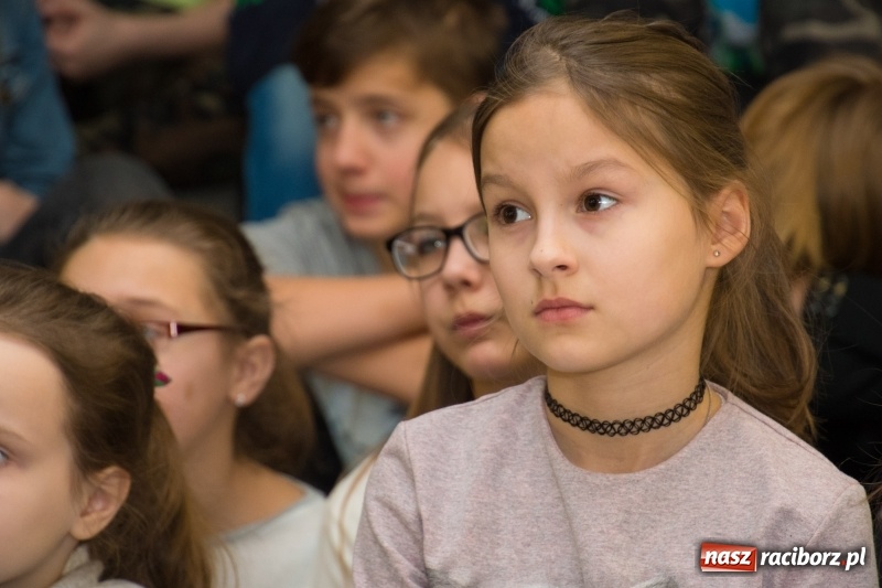 Zdjęcie w galerii na portalu naszraciborz.pl: Dzieci dzieciom. Charytatywny koncert uczniów SP18 dla dzieci z Syrii wiadomości z regionu