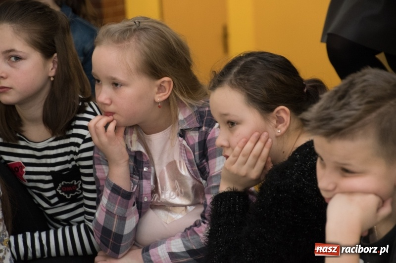 Zdjęcie w galerii na portalu naszraciborz.pl: Dzieci dzieciom. Charytatywny koncert uczniów SP18 dla dzieci z Syrii wiadomości z regionu