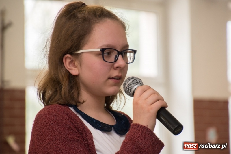 Zdjęcie w galerii na portalu naszraciborz.pl: Dzieci dzieciom. Charytatywny koncert uczniów SP18 dla dzieci z Syrii wiadomości z regionu